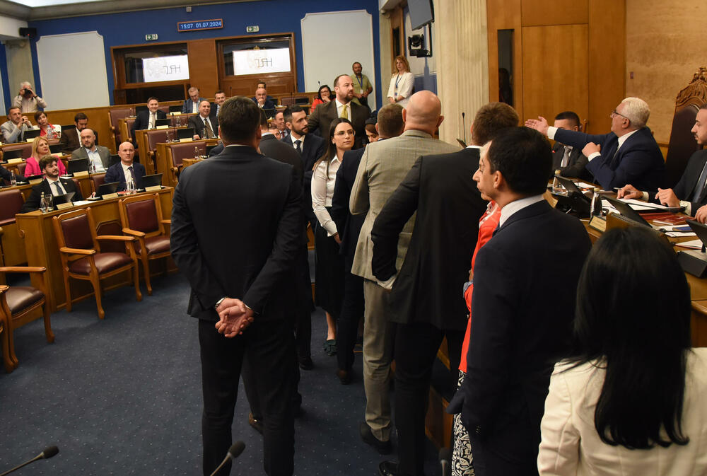 <p>Mandić je pokušao da održi Skupštinu, ali poslanici DPS-a ne dozvoljavaju</p>