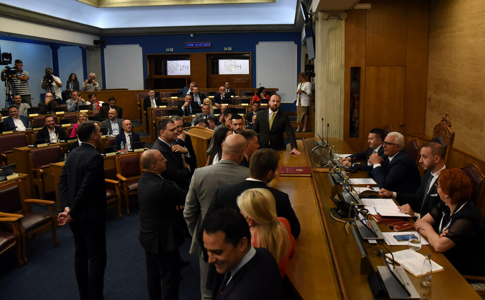 <p>Mandić je pokušao da održi Skupštinu, ali poslanici DPS-a ne dozvoljavaju</p>