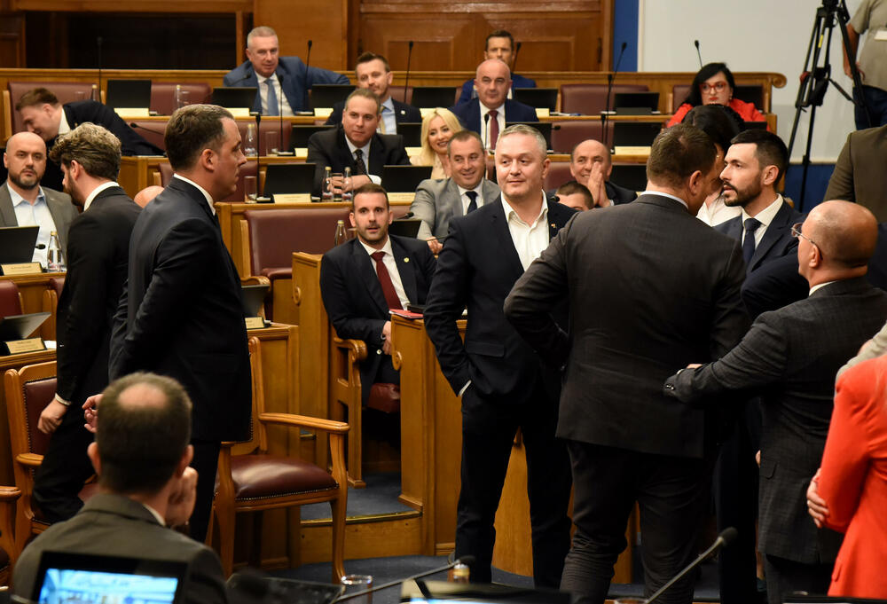 <p>Mandić je pokušao da održi Skupštinu, ali poslanici DPS-a ne dozvoljavaju</p>