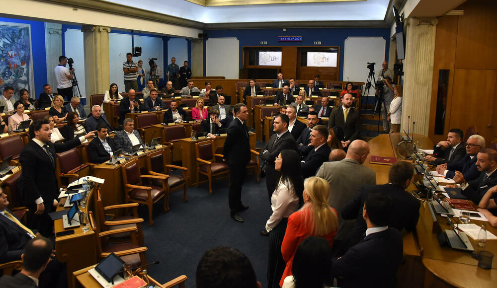 <p>Mandić je pokušao da održi Skupštinu, ali poslanici DPS-a ne dozvoljavaju</p>