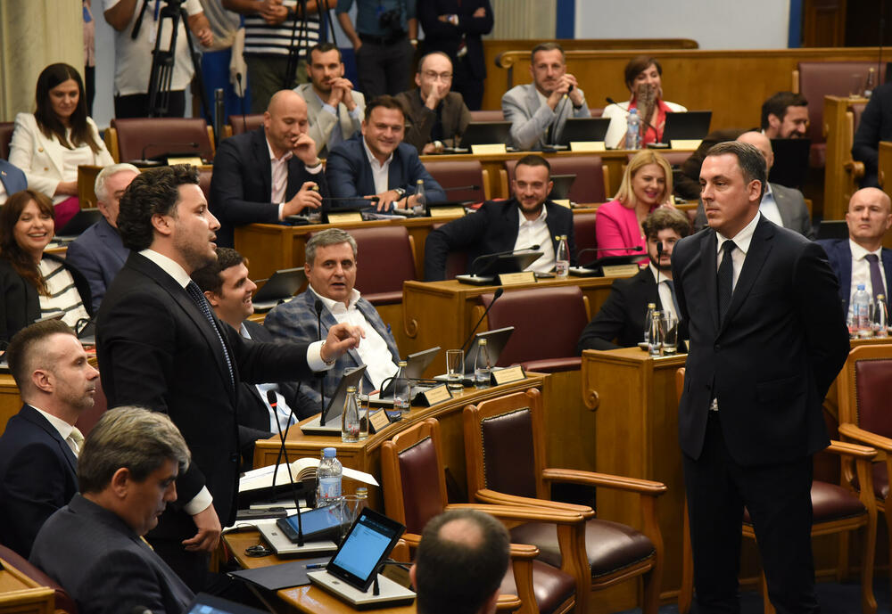 <p>Mandić je pokušao da održi Skupštinu, ali poslanici DPS-a ne dozvoljavaju</p>