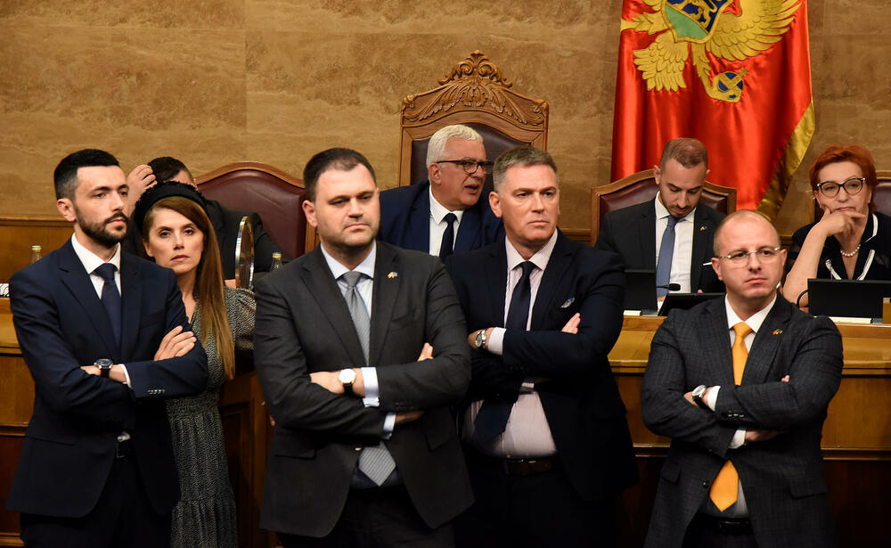 <p>Mandić je pokušao da održi Skupštinu, ali poslanici DPS-a ne dozvoljavaju</p>