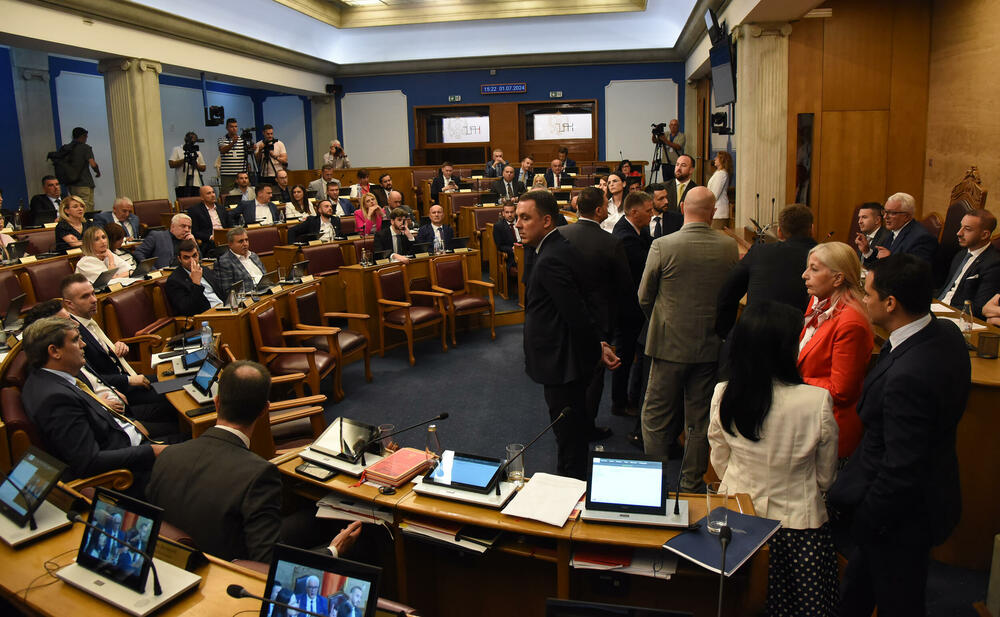 <p>Mandić je pokušao da održi Skupštinu, ali poslanici DPS-a ne dozvoljavaju</p>