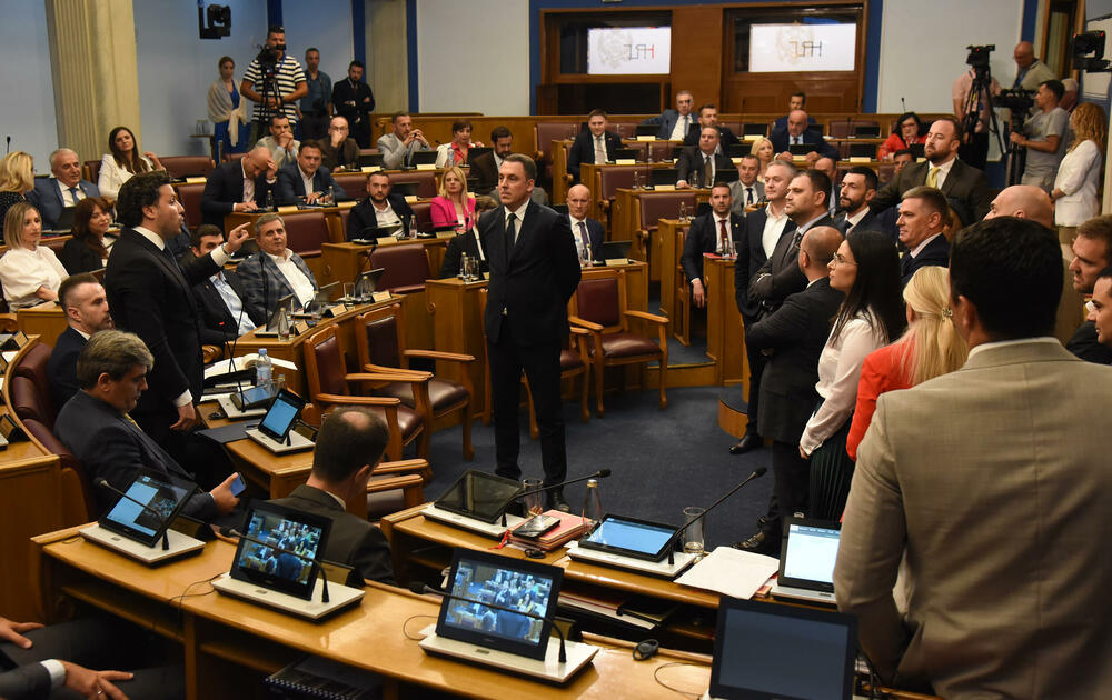 <p>Mandić je pokušao da održi Skupštinu, ali poslanici DPS-a ne dozvoljavaju</p>