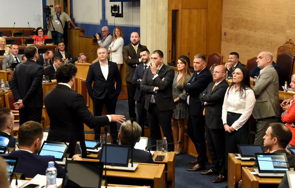 <p>Mandić je pokušao da održi Skupštinu, ali poslanici DPS-a ne dozvoljavaju</p>
