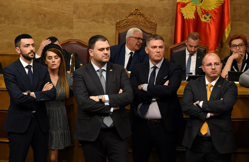 <p>Mandić je pokušao da održi Skupštinu, ali poslanici DPS-a ne dozvoljavaju</p>