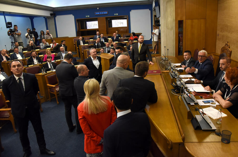 <p>Mandić je pokušao da održi Skupštinu, ali poslanici DPS-a ne dozvoljavaju</p>