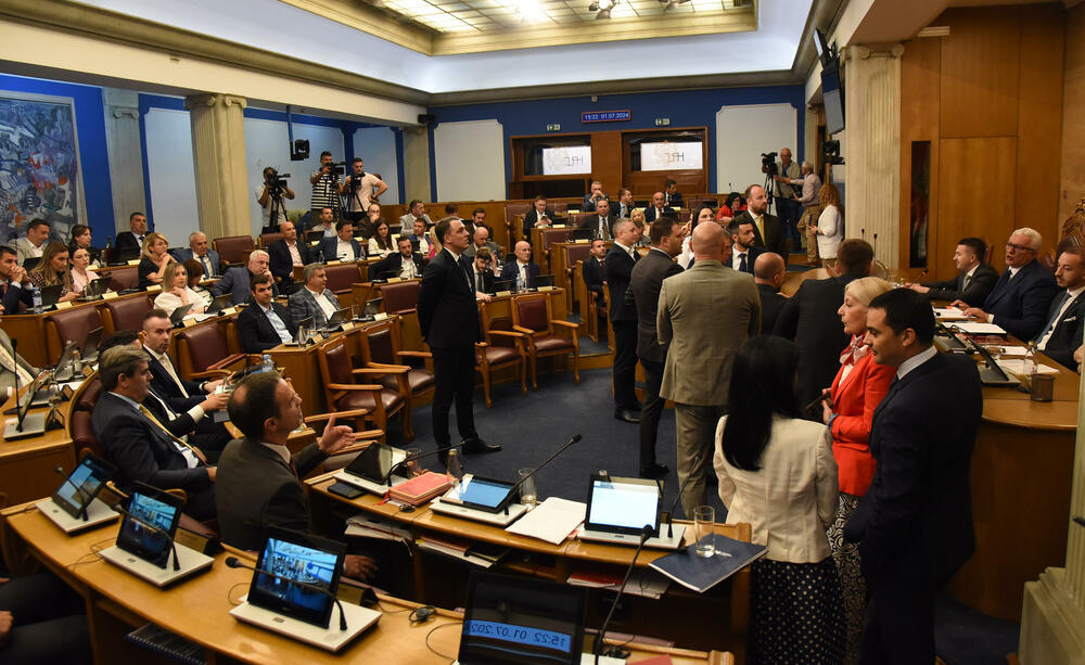 <p>Mandić je pokušao da održi Skupštinu, ali poslanici DPS-a ne dozvoljavaju</p>