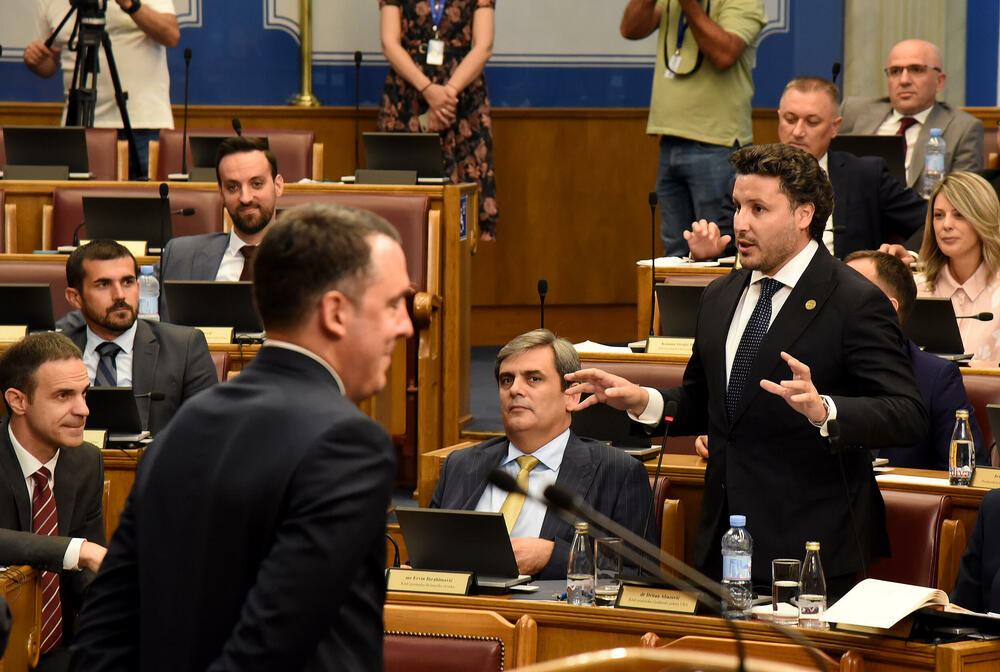 <p>Mandić je pokušao da održi Skupštinu, ali poslanici DPS-a ne dozvoljavaju</p>