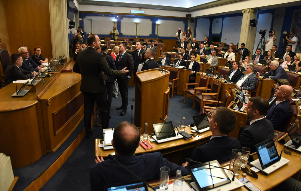 <p>Mandić je pokušao da održi Skupštinu, ali poslanici DPS-a ne dozvoljavaju</p>