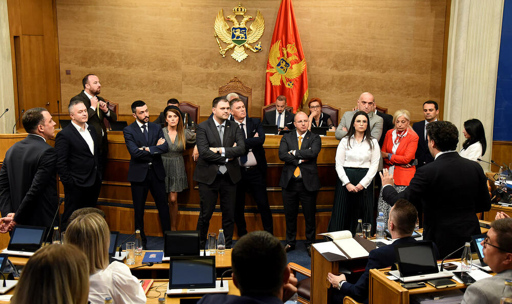 <p>Mandić je pokušao da održi Skupštinu, ali poslanici DPS-a ne dozvoljavaju</p>