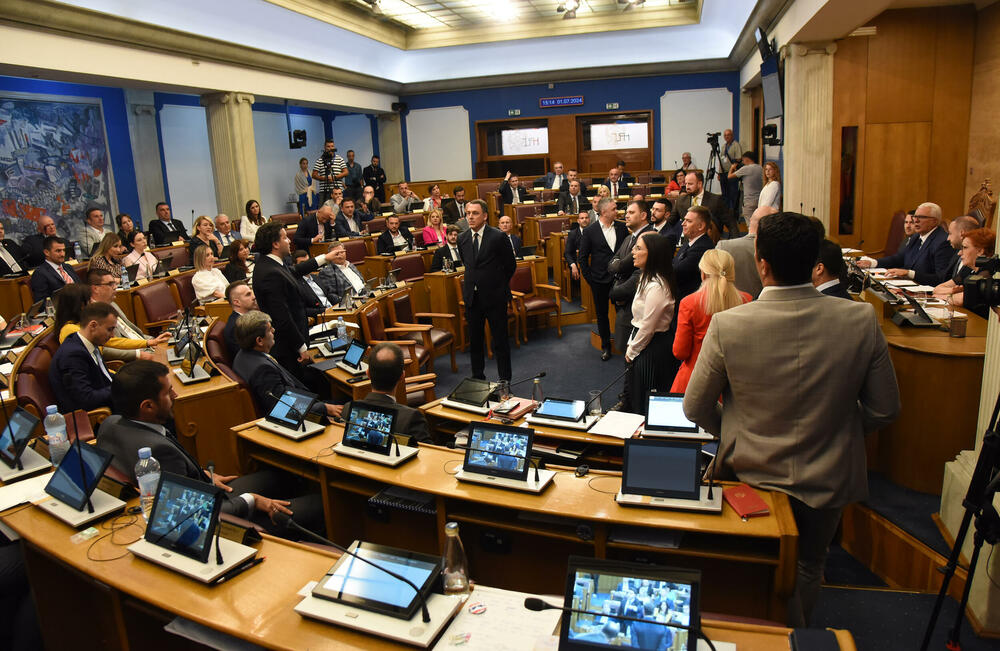 <p>Mandić je pokušao da održi Skupštinu, ali poslanici DPS-a ne dozvoljavaju</p>