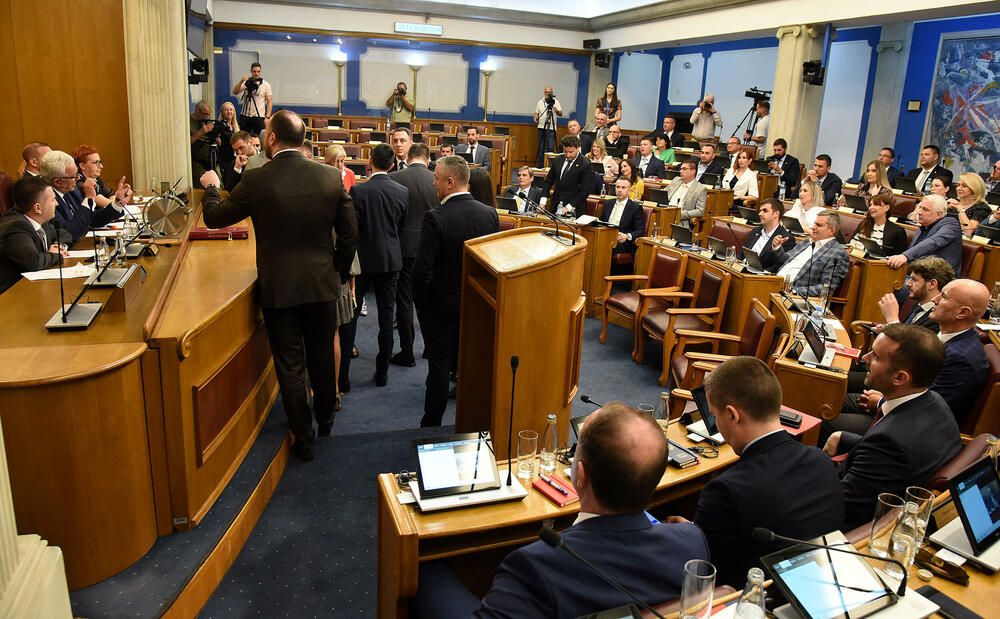 <p>Mandić je pokušao da održi Skupštinu, ali poslanici DPS-a ne dozvoljavaju</p>