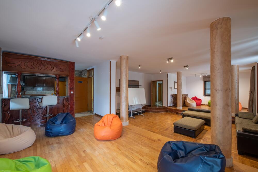 <p><em>''Gimnazija Podgorica'' raspisala je konkurs za upis u sve razrede.</em></p>