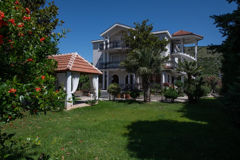 <p><em>''Gimnazija Podgorica'' raspisala je konkurs za upis u sve razrede.</em></p>