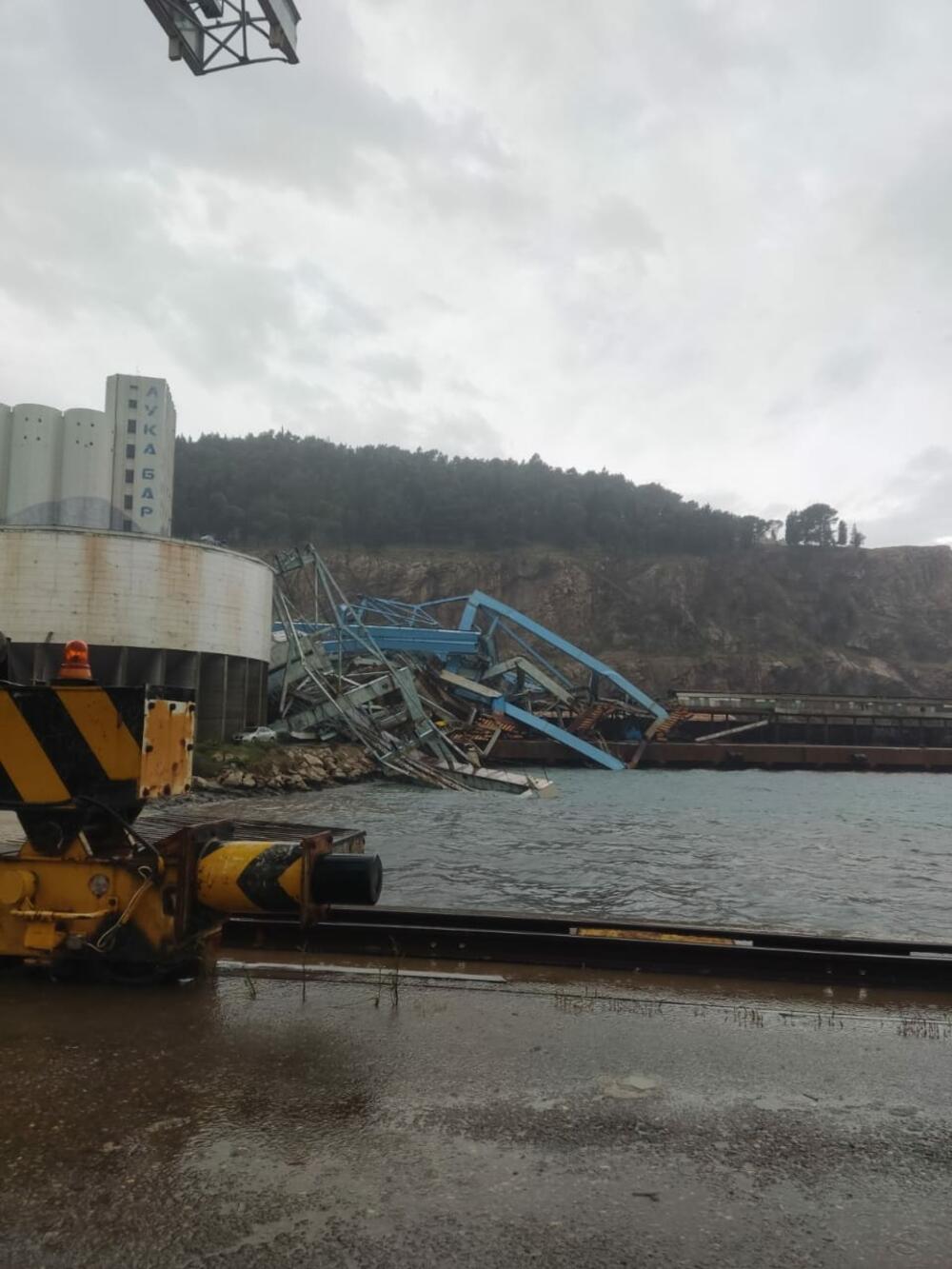 <p>Prema nezvaničnim informacijama, jedna osoba je povrijeđenam a nastala materijalna šteta je velika. U barskoj Marini oštećena su četiri plovila i hladnjača</p>