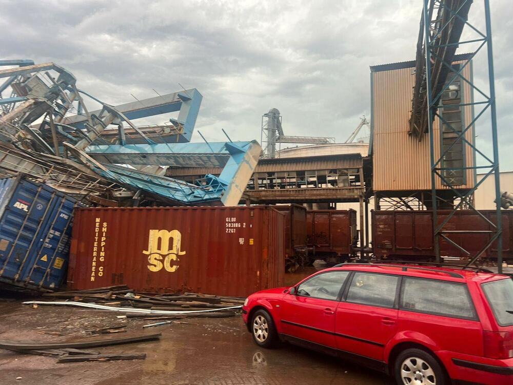 <p>Prema nezvaničnim informacijama, jedna osoba je povrijeđenam a nastala materijalna šteta je velika. U barskoj Marini oštećena su četiri plovila i hladnjača</p>