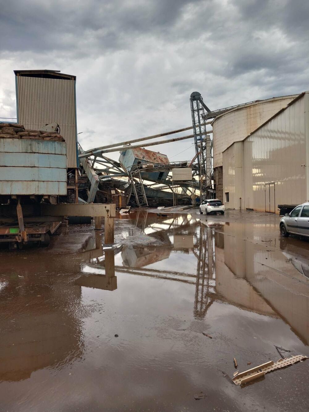 <p>Prema nezvaničnim informacijama, jedna osoba je povrijeđenam a nastala materijalna šteta je velika. U barskoj Marini oštećena su četiri plovila i hladnjača</p>