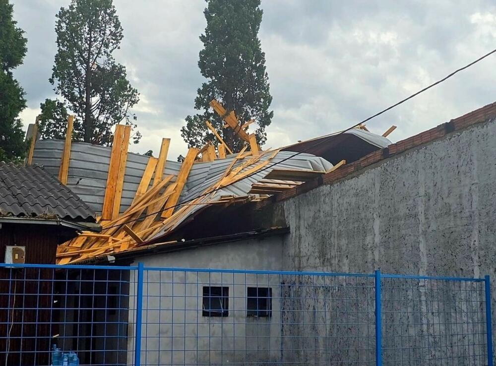 <p>"Pričinjena materijalna šteta će biti sanirana u što kraćem roku i neće uticati na redovan rad Linijskog prevoza"</p>