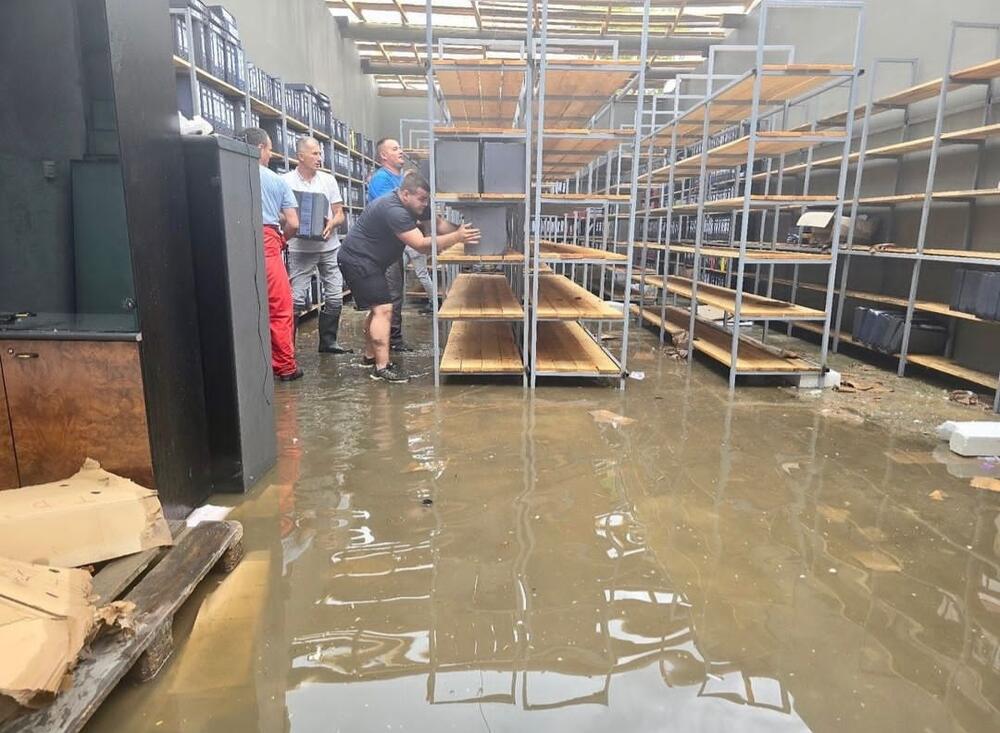 <p>"Pričinjena materijalna šteta će biti sanirana u što kraćem roku i neće uticati na redovan rad Linijskog prevoza"</p>