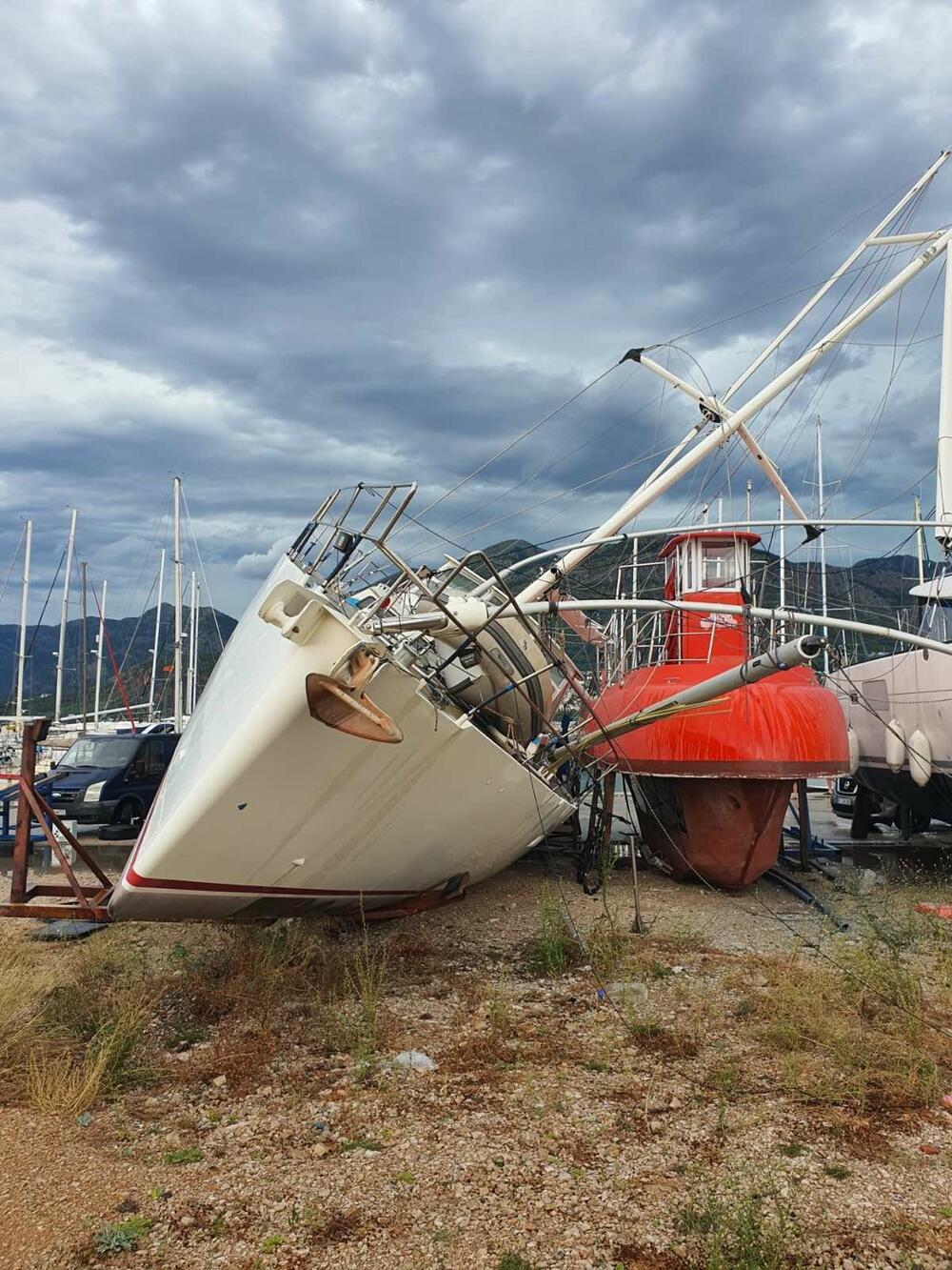 <p>Prema nezvaničnim informacijama, jedna osoba je povrijeđenam a nastala materijalna šteta je velika. U barskoj Marini oštećena su četiri plovila i hladnjača</p>