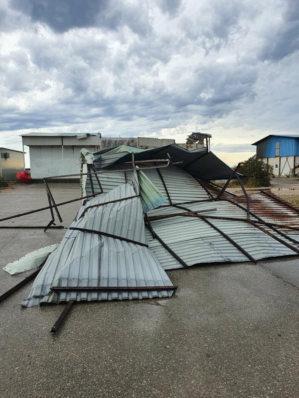 <p>Prema nezvaničnim informacijama, jedna osoba je povrijeđenam a nastala materijalna šteta je velika. U barskoj Marini oštećena su četiri plovila i hladnjača</p>