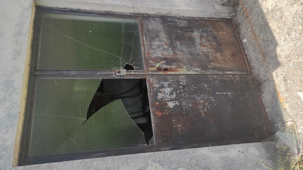 <p>"...Iako su inženjeru i odborniku Arsoviću u Vodovodu redovno upisivani prekovremeni sati i stimulacije od 20 odsto, ali ne za inženjerski doprinos, već za postignute rezultate u improvizovanom štabu DPS-a"</p>