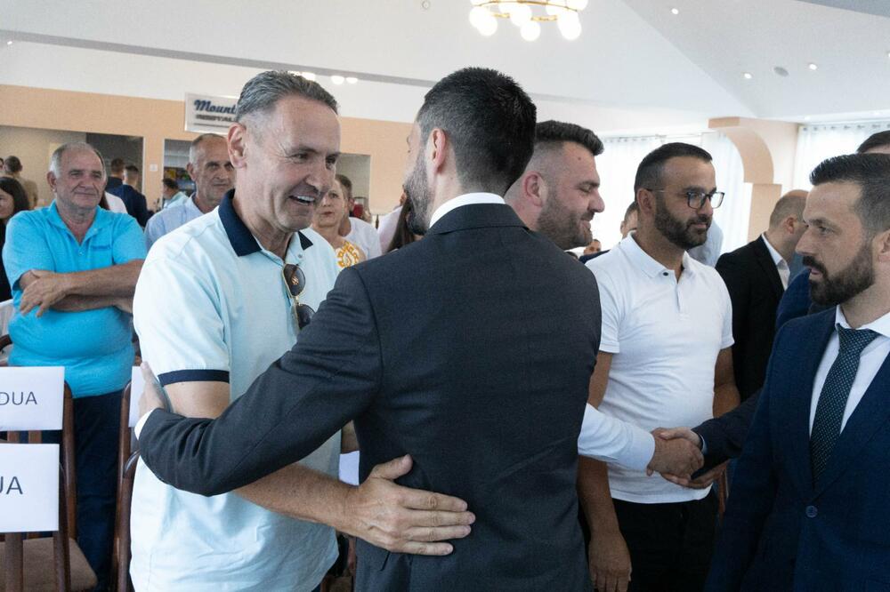 <p>"Naša država je multinacionalno, građansko društvo koje pripada svima i samo tako može da opstane. Oni nas ubjeđuju danas da treba pomiriti Crnu Goru, mi ne znamo sa kim treba da se mirimo. Mi nijesmo ugrožavali bilo čija prava i govorili da ovo nije nečija kuća", kazao je predsjednik DPS</p>