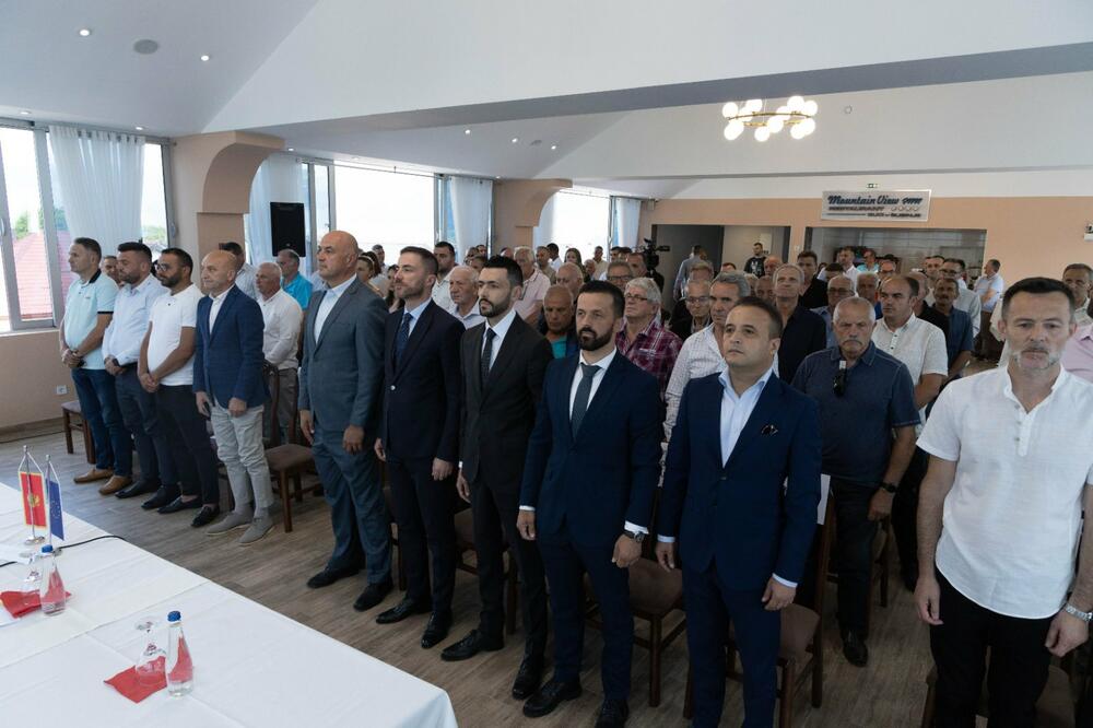 <p>"Naša država je multinacionalno, građansko društvo koje pripada svima i samo tako može da opstane. Oni nas ubjeđuju danas da treba pomiriti Crnu Goru, mi ne znamo sa kim treba da se mirimo. Mi nijesmo ugrožavali bilo čija prava i govorili da ovo nije nečija kuća", kazao je predsjednik DPS</p>