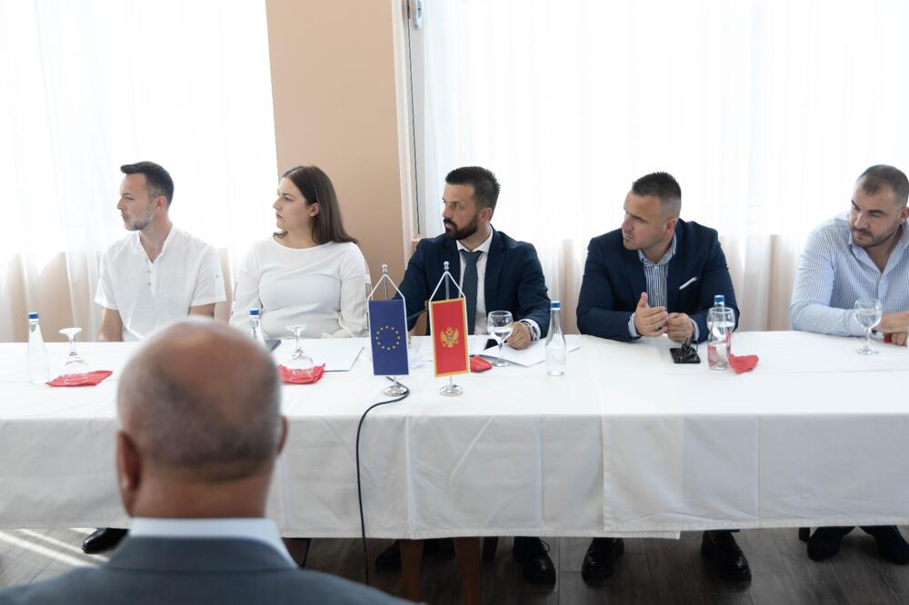 <p>"Naša država je multinacionalno, građansko društvo koje pripada svima i samo tako može da opstane. Oni nas ubjeđuju danas da treba pomiriti Crnu Goru, mi ne znamo sa kim treba da se mirimo. Mi nijesmo ugrožavali bilo čija prava i govorili da ovo nije nečija kuća", kazao je predsjednik DPS</p>