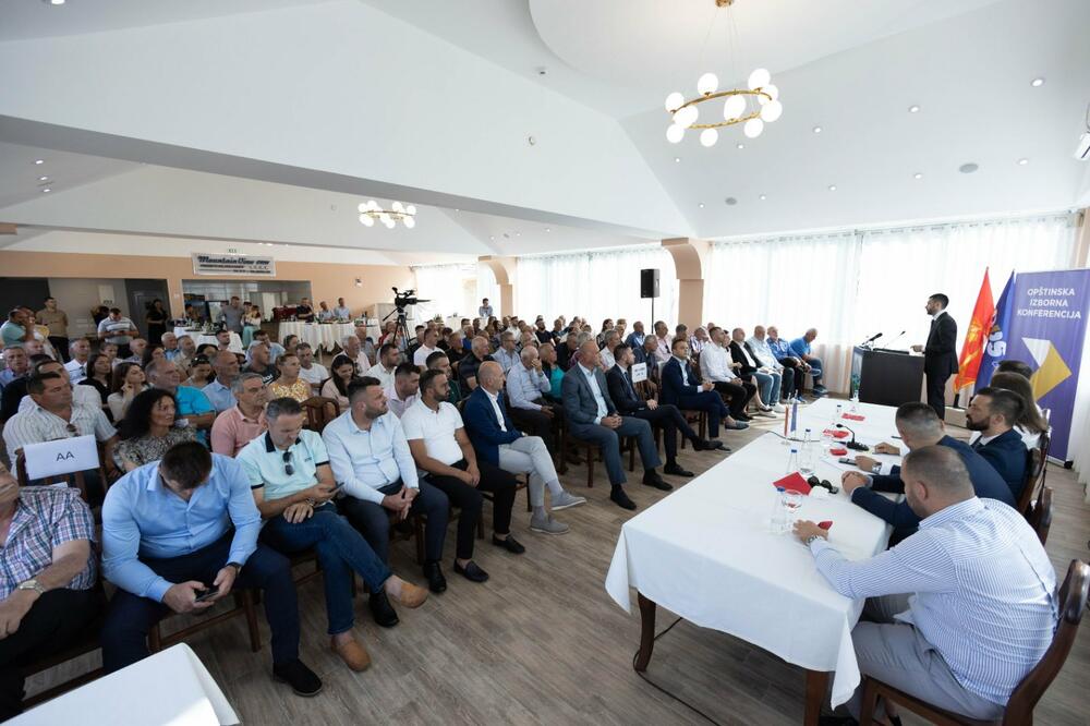 <p>"Naša država je multinacionalno, građansko društvo koje pripada svima i samo tako može da opstane. Oni nas ubjeđuju danas da treba pomiriti Crnu Goru, mi ne znamo sa kim treba da se mirimo. Mi nijesmo ugrožavali bilo čija prava i govorili da ovo nije nečija kuća", kazao je predsjednik DPS</p>