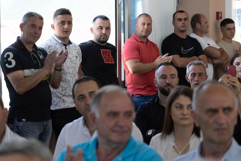 <p>"Naša država je multinacionalno, građansko društvo koje pripada svima i samo tako može da opstane. Oni nas ubjeđuju danas da treba pomiriti Crnu Goru, mi ne znamo sa kim treba da se mirimo. Mi nijesmo ugrožavali bilo čija prava i govorili da ovo nije nečija kuća", kazao je predsjednik DPS</p>