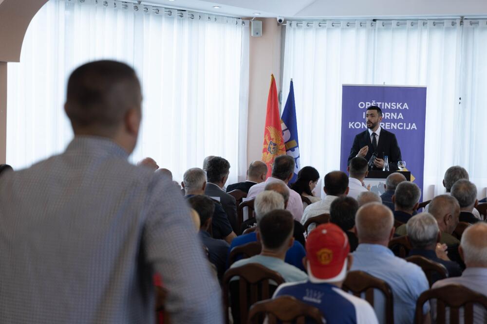 <p>"Naša država je multinacionalno, građansko društvo koje pripada svima i samo tako može da opstane. Oni nas ubjeđuju danas da treba pomiriti Crnu Goru, mi ne znamo sa kim treba da se mirimo. Mi nijesmo ugrožavali bilo čija prava i govorili da ovo nije nečija kuća", kazao je predsjednik DPS</p>