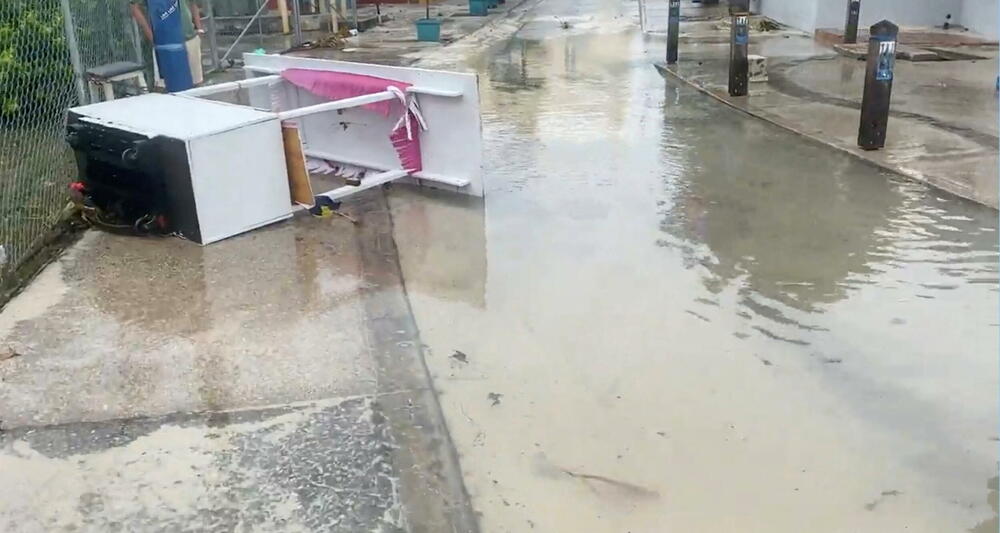 <p>Meteorolozi očekuju da uragan u srijedu udari Jamajku sa vjetrovima opasnim po život. Očekuju se i jake kiše i bujične poplave</p>