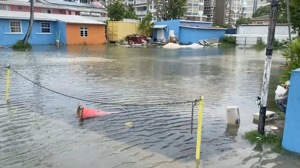 <p>Meteorolozi očekuju da uragan u srijedu udari Jamajku sa vjetrovima opasnim po život. Očekuju se i jake kiše i bujične poplave</p>