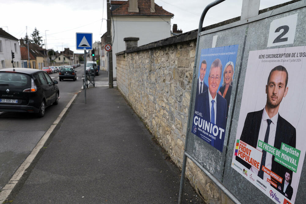 Predizborni plakati u gradu Krepi-an-Valoa, Foto: Rojters