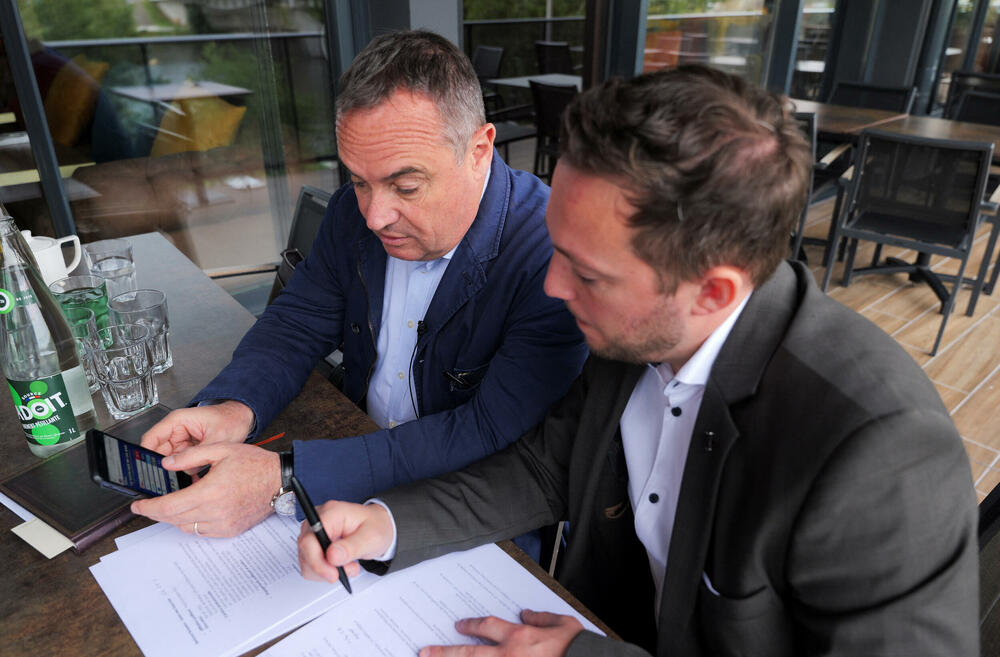 Frederik Pjer Vos iz Nacionalnog okupljanja sa kolegom