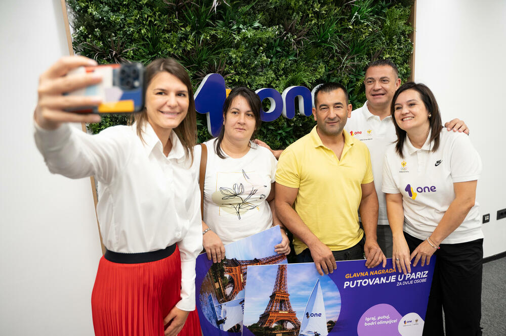 Katarina Bulatović sa dobitnicima nagradne igre