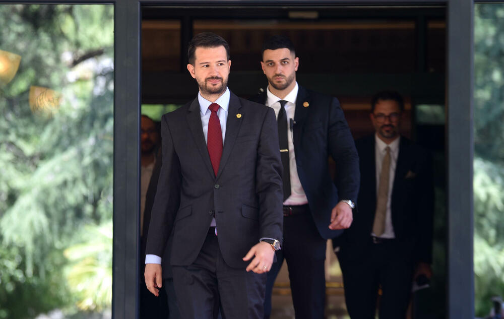 <p>Na sastanak, nisu došli predsjednici vladajućih Pokreta Evropa sad (PES) Milojko Spajić, Demokratske narodne partije (DNP) Milan Knežević i Nove srpske demokratije (Nova) Andrija Mandić, a neće biti ni predstavnika Ujedinjene Crne Gore</p>