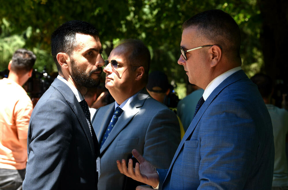 <p>Na sastanak, nisu došli predsjednici vladajućih Pokreta Evropa sad (PES) Milojko Spajić, Demokratske narodne partije (DNP) Milan Knežević i Nove srpske demokratije (Nova) Andrija Mandić, a neće biti ni predstavnika Ujedinjene Crne Gore</p>