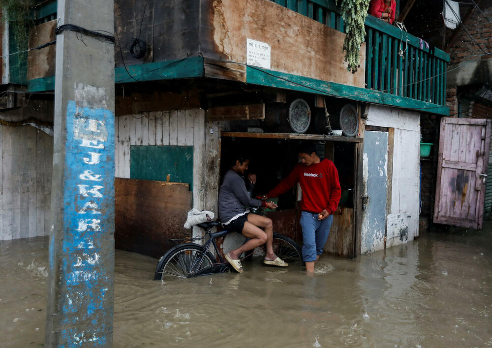 <p>Nepalske vlasti upozorile su na mogućnost novih, naglih, izlivanja više rijeka poslije jakih kiša koje padaju od četvrtka. Poplave su takođe prijavljene u više okruga na nižoj visini, na granici sa Indijom</p>  <div contenteditable="false" tabindex="-1"> </div>