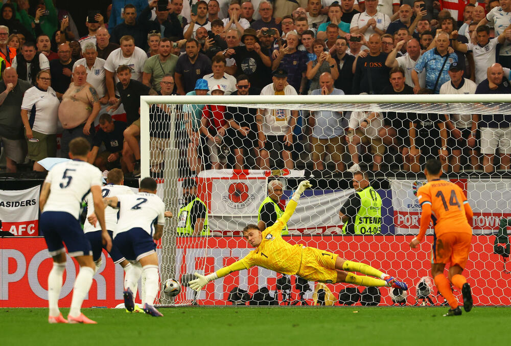 <p>Fantastično polufinale u Dortmundu, Holandija - Engleska 1:2. Španija dobila (ne)očekivanog rivala u velikom finalu, u nedjelju u Berlinu</p>