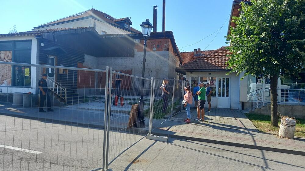 <p>Na licu mjesta su policija, vatrogasci i Hitna pomoć</p>