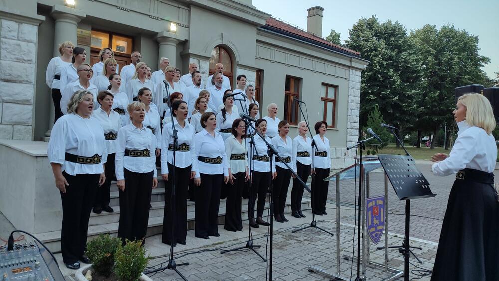 <p>Biblioteka "Njegoš je upriličila program obilježavajući dva datuma iz crnogorske istorije &ndash; 13. jul 1878. godine kada je Crna Gora na Berlinskom kongresu dobila međunarodno priznanje kao nezavisna država, i 13. jul 1941. kada je podignut opštenarodni ustanak</p>