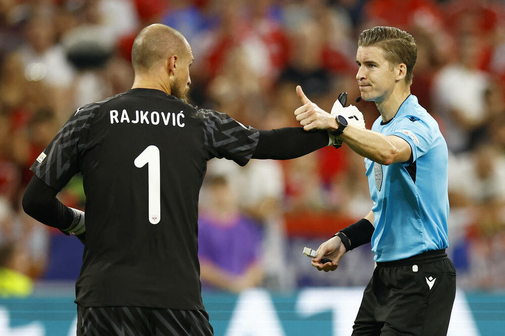 Leteksje na utakmici Danske i Srbije, Foto: Reuters