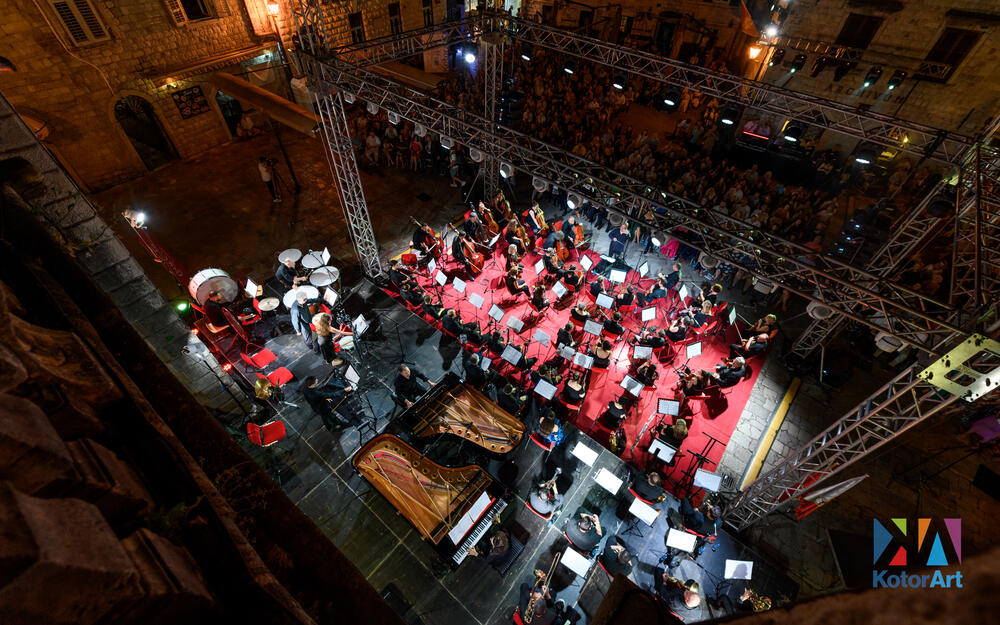 <p>Ovogodišnje, 24. izdanje Međunarodnog festivala KotorArt upriličeno je od 13. jula do 13. avgusta. U tom periodu, festival je upriličio bogat i raznovrstan program i ugostio više od 500 umjetnika iz Crne Gore, zemalja regiona, Austrije, Slovačke, Italije, Portugala, Rusije, Velike Britanije, Venecuele i Kine...</p>