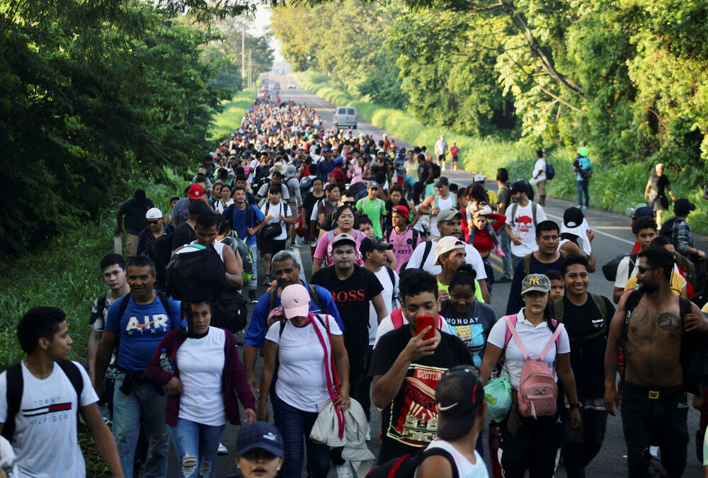 <p>Migranti koji pokušavaju da prođu kroz Meksiko posljednjih godina organizuju se u velike grupe kako bi pokušali da smanje rizik od napada razbojnika ili da ih meksička imigraciona policija zaustavi dok putuju. Međutim ove grupe se uglavnom raziđu već u južnom Meksiku</p>