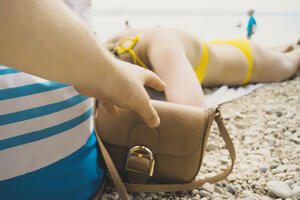 Uhapšen zbog sumnje da je izvršio 12 krađa na plažama u Budvi