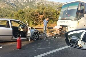 Sudar automobila i autobusa nadomak tunela Sozina, povrijeđen vozač