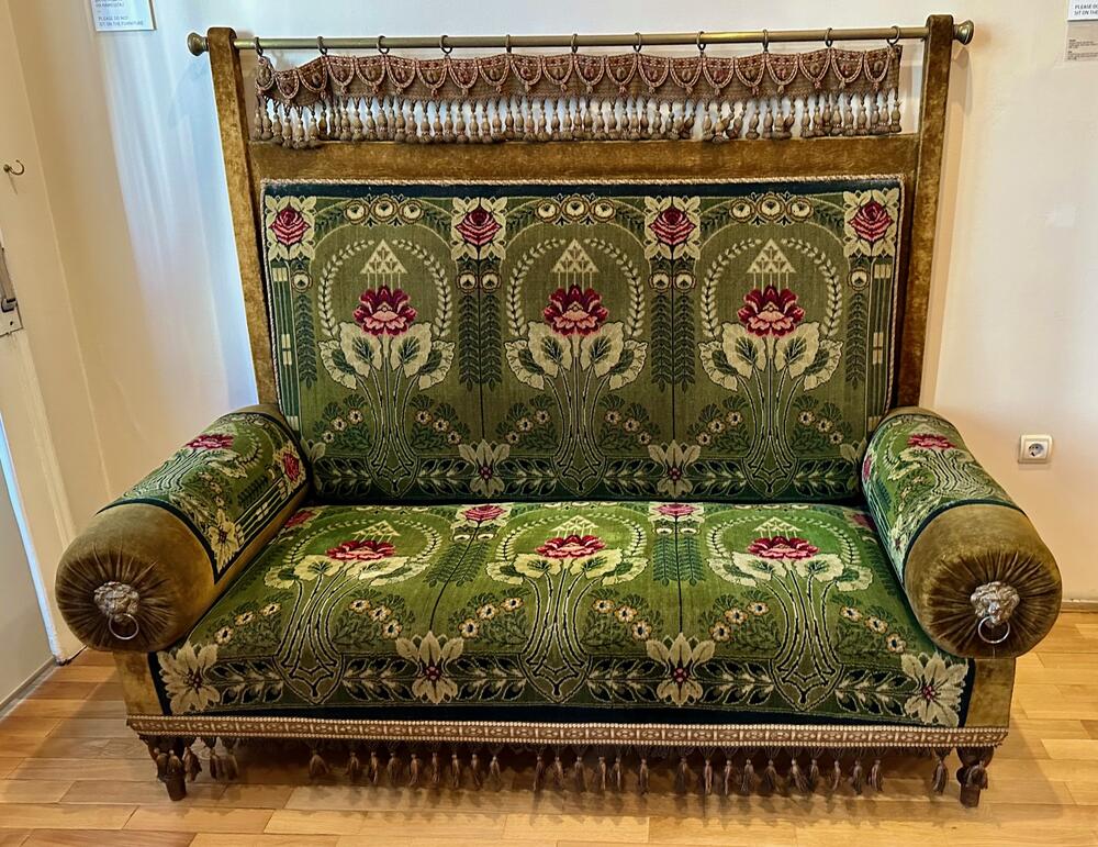 <p>Firmirana cipela, skup auto mogu biti ružni i neudobni. Za robove simboličnog jezika oni čine pojavu vlasnika atraktivnom. Status je dizajnerski izražena ekonomska moć. A dizjan je u tom slučaju umjetnost zaslepljivanja</p>